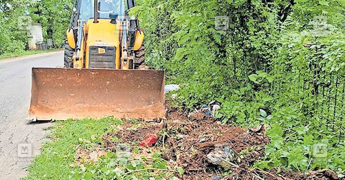 thissur-waste-5 തിരുവില്വാമല പഞ്ചായത്തിന്റെ നേതൃത്വത്തിൽ വഴിയരികിലെ മാലിന്യം നീക്കിത്തുടങ്ങിയപ്പോൾ