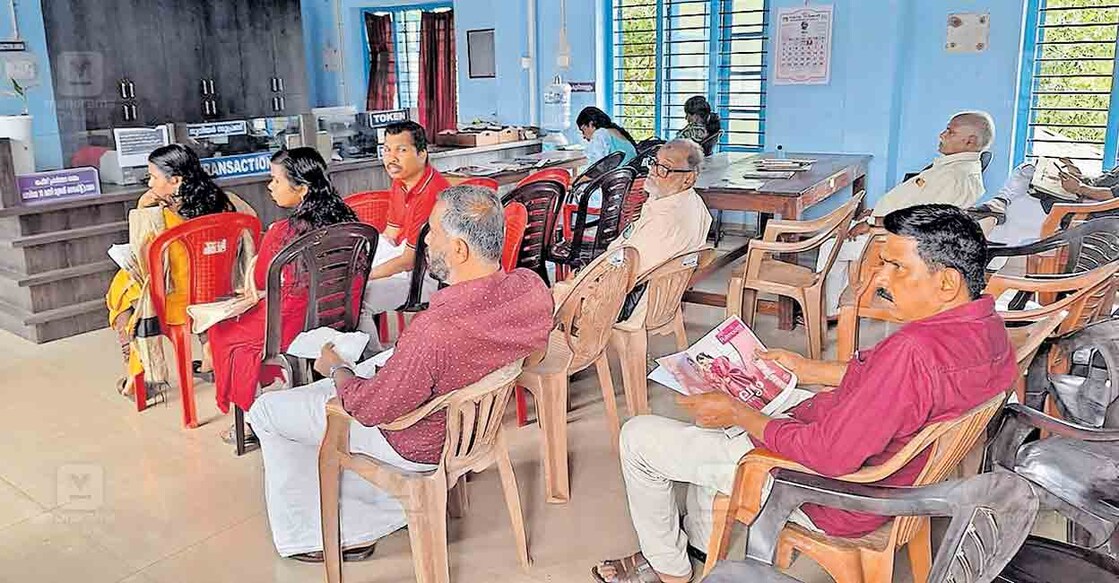 വൈദ്യുതി മുടങ്ങിയതിനെ തുടർന്നു പ്രവർത്തനം നിലച്ച അന്നമനട സബ് ട്രഷറി ഓഫിസിൽ വിവിധ ആവശ്യങ്ങൾക്കെത്തിയവർ സേവനങ്ങൾക്കായി കാത്തിരിക്കുന്നു.  