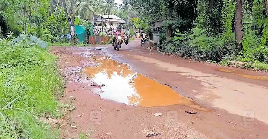 തകർന്നു കിടക്കുന്ന ചിറയ്ക്കൽ–കാട്ടകാമ്പാൽ റോഡ്. 