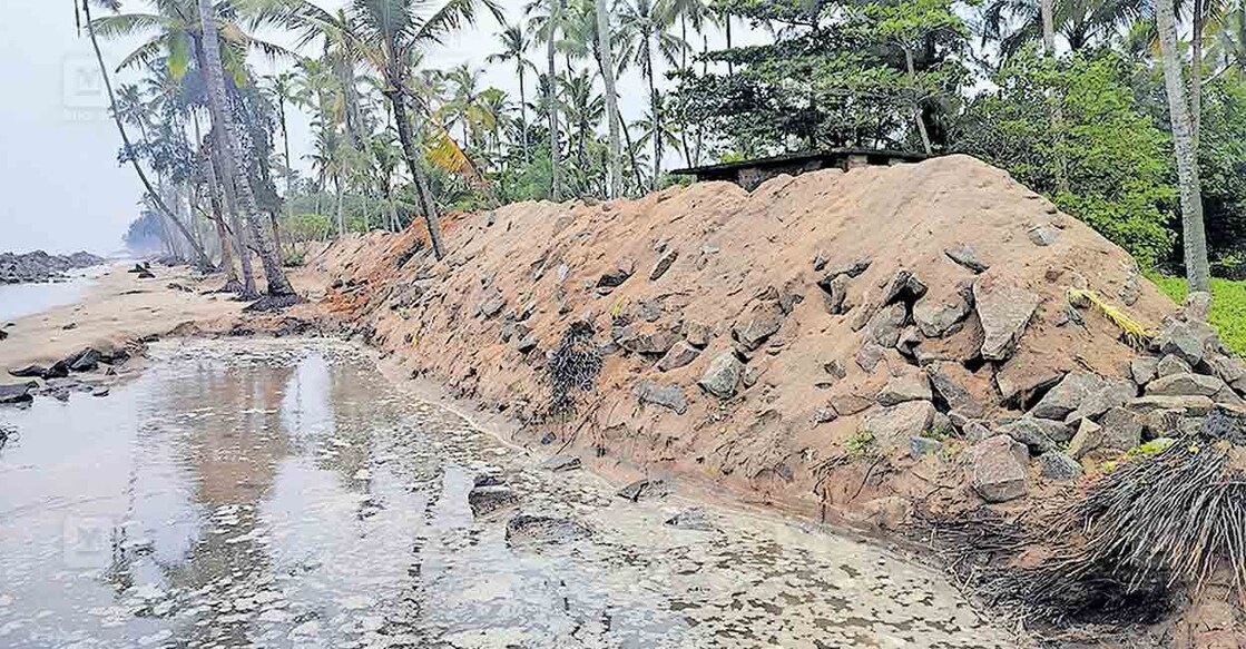 കാര വാകടപ്പുറത്തിനു വടക്കുവശം ഒരുക്കിയ താൽക്കാലിക മണൽത്തിട്ട. 