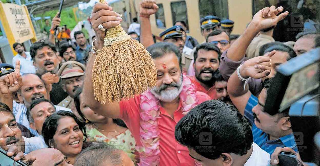 കേന്ദ്രമന്ത്രിയായി സത്യപ്രതിജ്ഞ ചെയ്ത ശേഷം തൃശൂരിലെത്തിയ സുരേഷ് ഗോപിക്ക് തൃശൂർ റെയിൽവേ സ്റ്റേഷനിൽ നൽകിയ സ്വീകരണം. 
ചിത്രം: മനോരമ 