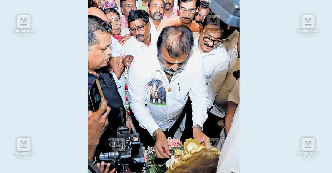 കേന്ദ്രമന്ത്രി സുരേഷ് ഗോപി തൃശൂർ ലൂർദ് കത്തീഡ്രലിൽ മാതാവിന്റെ രൂപത്തിൽ സ്വർണക്കൊന്ത  ചാർത്തുന്നു.
