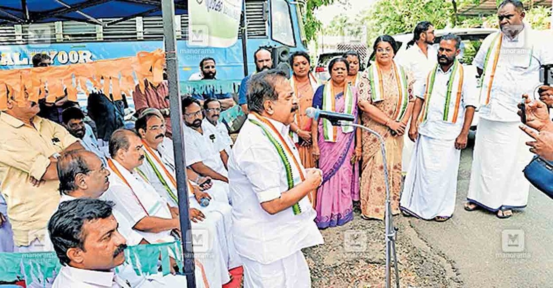 കുന്നംകുളത്ത് നഗരസഭയിലെ കോൺഗ്രസ് കൗൺസിലർമാരും പ്രവർത്തകരും നടത്തിയ സമരത്തിന് അഭിവാദ്യമർപ്പിച്ചു രമേശ് ചെന്നിത്തല എംഎൽഎ നഗരസഭ കവാടത്തിനു മുൻപിൽ പ്രസംഗിക്കുന്നു  
