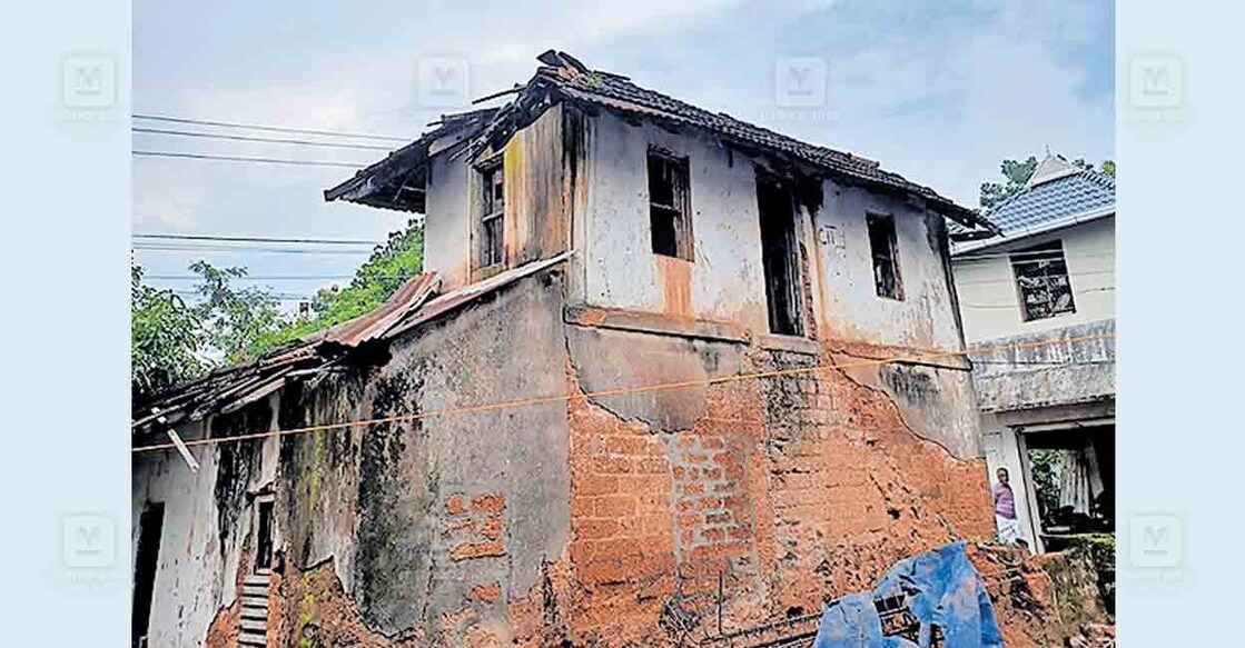 കുണ്ടൂർ ഗ്രാമീണ വായനശാല പ്രവർത്തിക്കുന്ന കെട്ടിടം.  