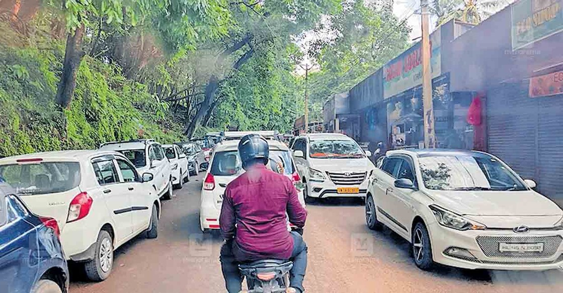thrissur-traffic-jam അതിരപ്പിള്ളിയിൽ ചൊവ്വാഴ്ച അനുഭവപ്പെട്ട വാഹന തിരക്ക്. രാവിലെ മുതൽ നേരിട്ട ഗതാഗത തടസ്സം മണിക്കൂറുകൾ നീണ്ടു.