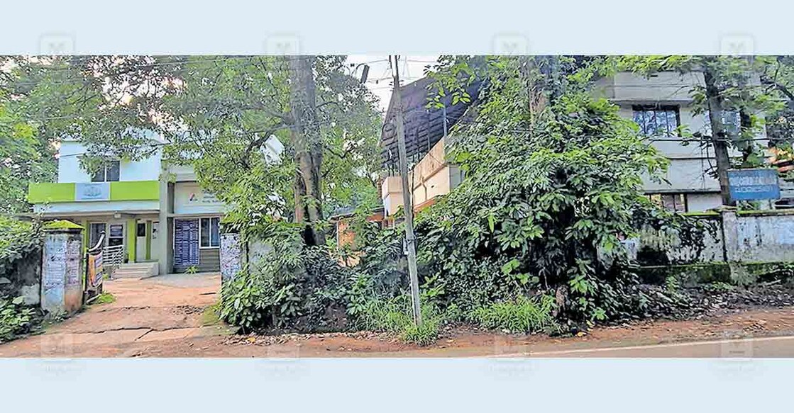 വിവാദ കവാടം: ചാലക്കുടി വില്ലേജ് ഓഫിസിലേക്കും സബ് റജിസ്ട്രാർ ഓഫിസിലേക്കുമുള്ള ഗേറ്റ്. ഈ ഗേറ്റ് വില്ലേജ് ഓഫിസ് ഭൂമിയിലാണെന്നും സബ് റജിസ്ട്രാർ ഓഫിസിനുവേണ്ടി ഉപയോഗിക്കാനാകില്ലെന്നുമാണു റവന്യു അധികൃതരുടെ നിലപാട്.
