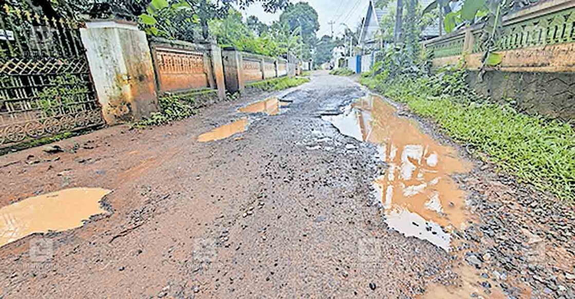 തകര്‍ന്നു കിടക്കുന്ന പെരുമ്പി-തിരുമുടിക്കുന്ന് സ്രാമ്പിക്കല്‍ റോഡ്.  