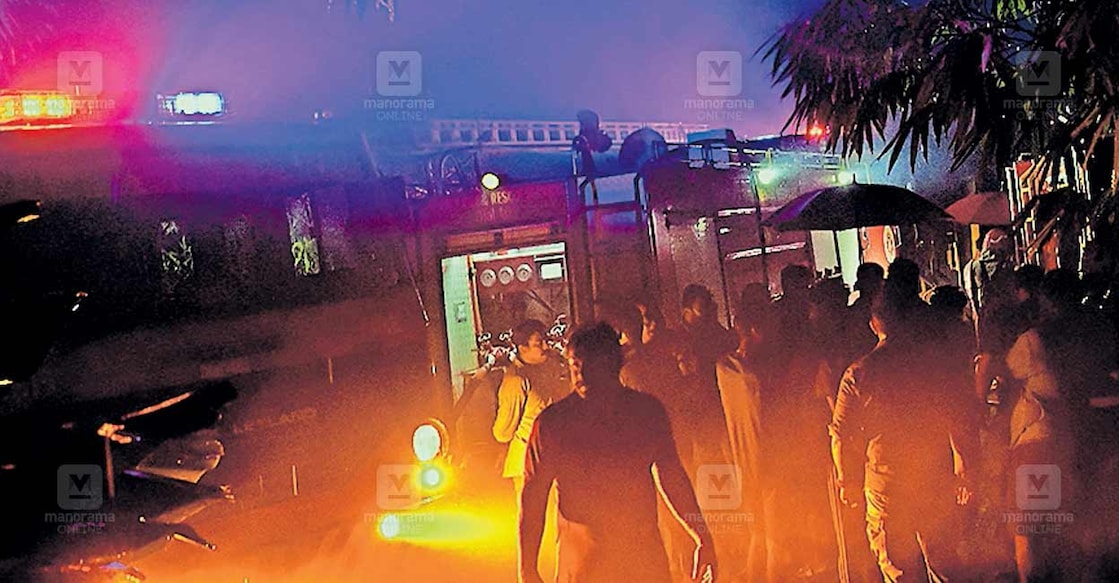 മുളങ്കുന്നത്തുകാവ് കോഴിക്കുന്നിൽ ഇരുചക്രവാഹന സ്പെയർപാർട്സുകൾ സൂക്ഷിക്കുന്ന ഗോഡൗണിൽ ഉണ്ടായ തീപിടിത്തം അണയ്ക്കാനുള്ള അഗ്നിരക്ഷാ സേനയുടെയും പൊലീസിന്റെയും നാട്ടുകാരുടെയും ശ്രമം.