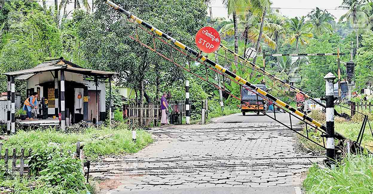 'ലവൽക്രോസ് കടക്കുമ്പോൾ ഹോൺ കേട്ട് നോക്കി; ബസിനു നേരെ ട്രെയിൻ വരുന്നതു ...