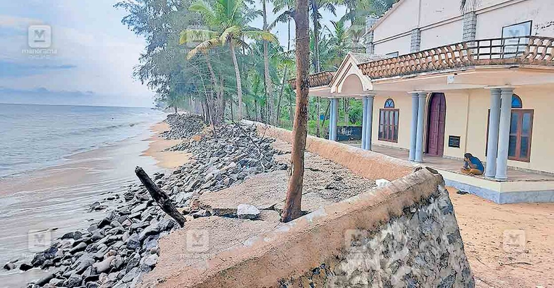 ശ്രീനാരായണപുരം ആറ്റുപുറം സെന്റ് ആന്റണീസ് പള്ളിക്കു മുൻപിൽ കടൽഭിത്തി തകർന്ന നിലയിൽ.  