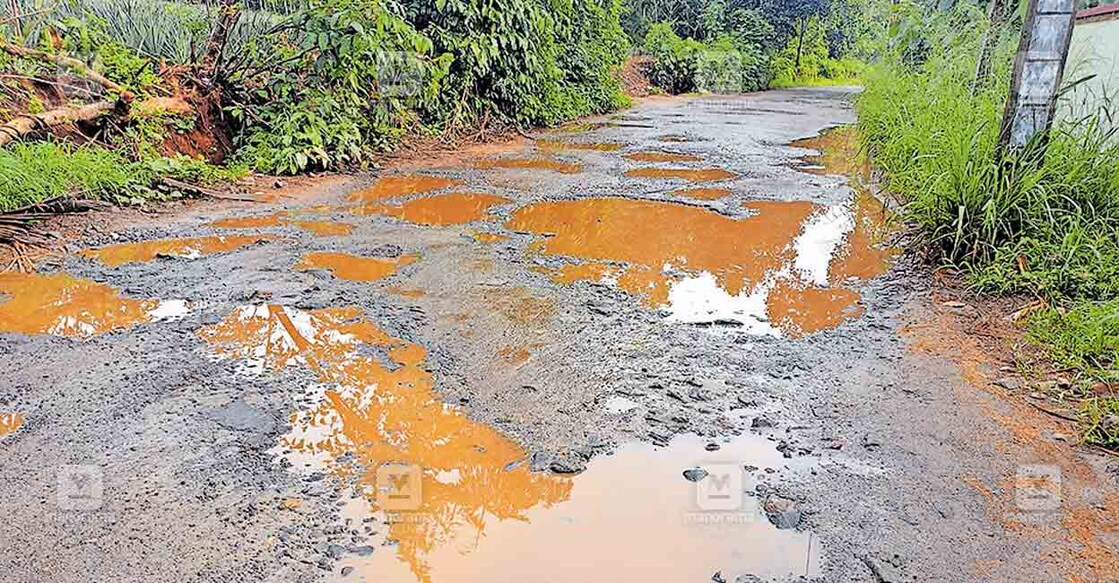 road-destroy കൈപ്പറമ്പ്-തലക്കോട്ടുകര റോഡ് തകർന്നനിലയിൽ