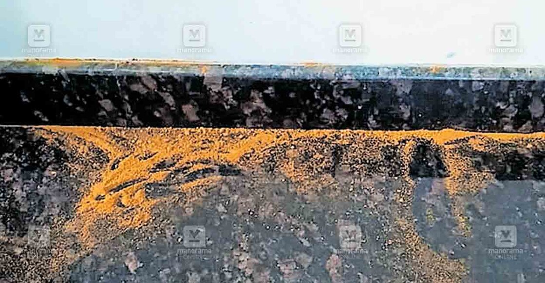 ചാവക്കാട് മണത്തലയിൽ മോഷ്ടാവ് വീട്ടമ്മയുടെ മുഖത്തേക്കെറിഞ്ഞ മുളക്പെ‌ാടി കലർത്തിയ പെ‌ാടി വീടിന്റെ ഹാളിൽ ചിതറികിടക്കുന്നു. പെ‌ാടി മഞ്ഞനിറമുള്ളതായിരുന്നു  
