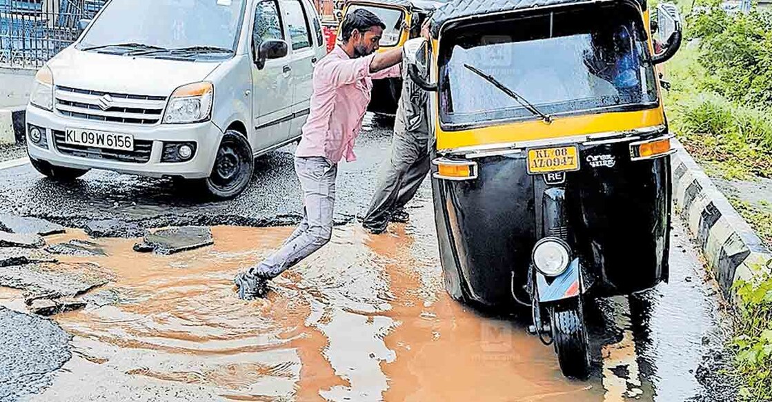 കല്ലിടുക്കിലെ സർവീസ് റോഡിൽ കുഴിയിൽ കുടുങ്ങിയ ഓട്ടോറിക്ഷ  

