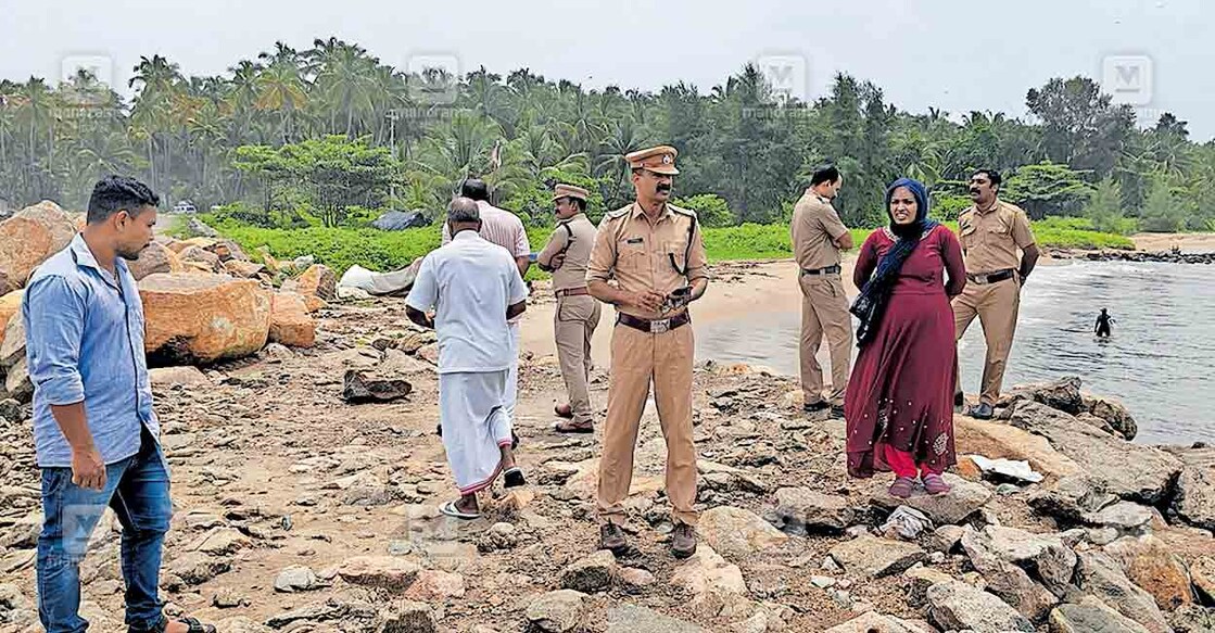 ചാവക്കാട് മുനക്കക്കടവ്  അഴിമുഖത്തെ അപകടം പതിയിരിക്കുന്ന പുലിമുട്ടിൽ ചാവക്കാട് എസ്എച്ച്ഒ വി.വി.വിമൽ, എസ്ഐ ലോഫിരാജ് എന്നിവരുടെ നേതൃത്വത്തിൽ സന്ദർശനം നടത്തിയപ്പോൾ  
