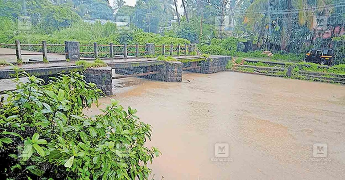 കനത്ത മഴയെത്തുടർന്ന് നിറഞ്ഞൊഴുകുന്ന വാഴാനിപ്പുഴ. ഇന്നലെ ഉച്ചയ്ക്ക് വടക്കാഞ്ചേരി കുമ്മായച്ചിറയിൽ നിന്നുള്ള ദൃശ്യം