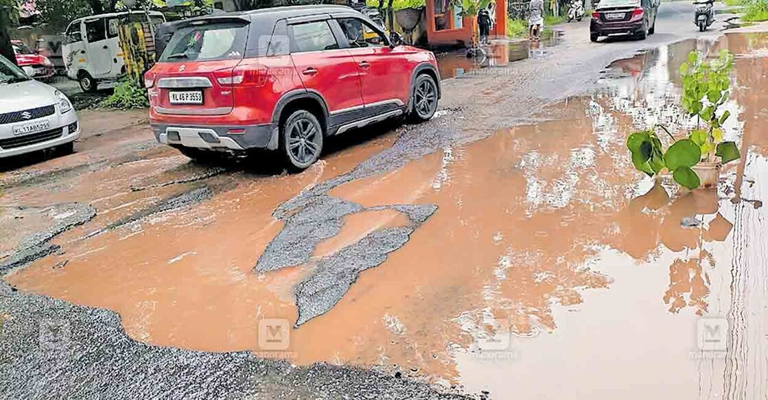 ഗുരുവായൂർ - പൊന്നാനി സംസ്ഥാന പാതയിൽ പുന്നൂക്കാവ് സെന്ററിലെ കുഴി.  