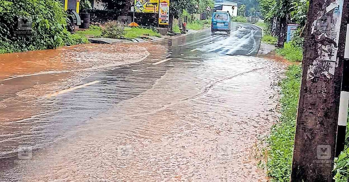 അക്കിക്കാവ് കടങ്ങോട് എരുമപ്പെട്ടി റോഡിലൂടെ ഒഴുകുന്ന മഴവെള്ളം. 