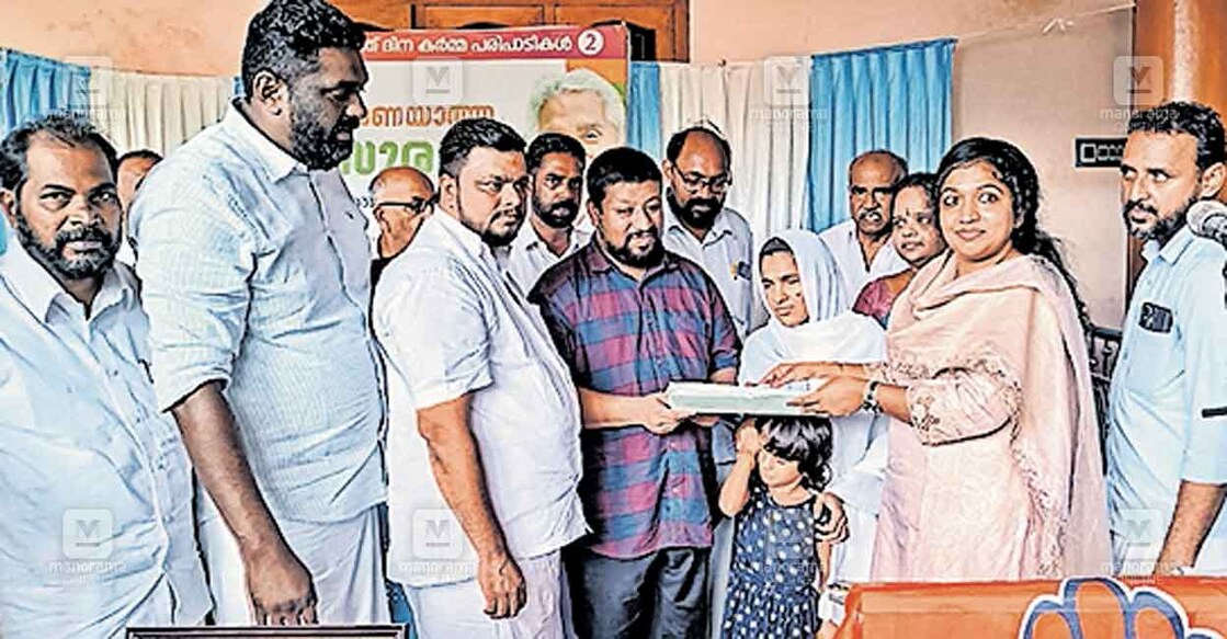
സുഫൈലിനും കുടുംബത്തിനും തങ്ങളുടെ വീടിന്റെ ആധാരം മറിയ ഉമ്മൻ കൈമാറുന്നു