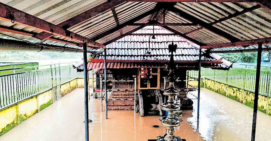 പാഞ്ഞാൾ അയ്യപ്പൻകാവ് പുഷ്ക്കരത്ത് മഹാവിഷ്ണു ക്ഷേത്രത്തിനു ചുറ്റും വെള്ളം കയറിയപ്പോൾ.  
