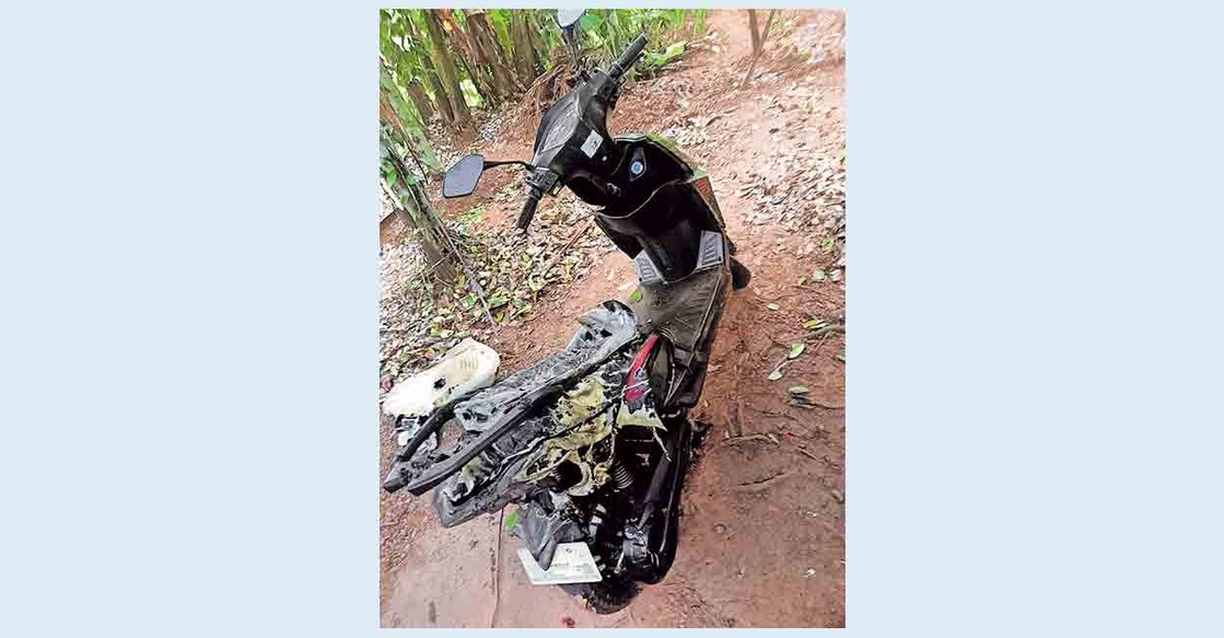 


സ്കൂട്ടർ കത്തിനശിച്ച നിലയിൽ.  

