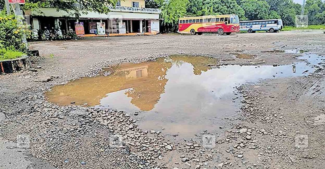 മാള കെഎസ്ആർടിസി സ്റ്റാൻഡിലെ കുഴി.