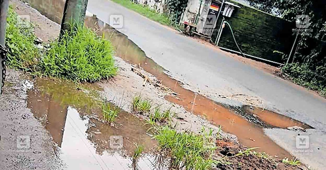 thissur-pipe-broke-4 കയ്പമംഗലം പള്ളിവളവിനു വടക്ക് വശം ഈസ്റ്റ് ടിപ്പുസുൽത്താൻ റോഡിൽ പൈപ്പ് പെട്ടി ശുദ്ധജലം പാഴാകുന്നു.