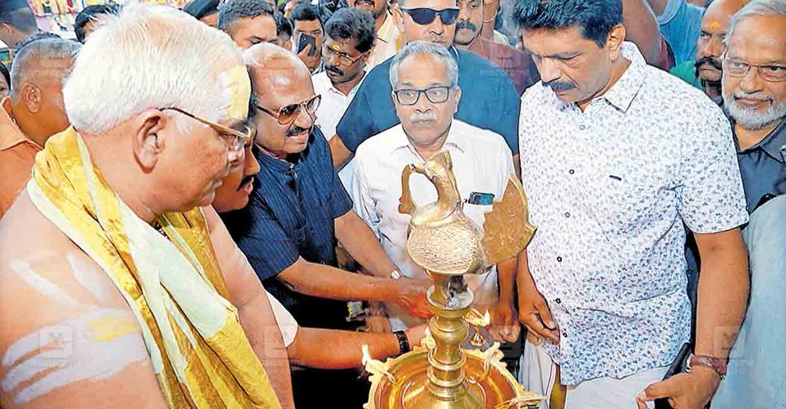 ഗുരുവായൂർ ക്ഷേത്രം കിഴക്കേനടയിൽ പുതുതായി നിർമിച്ച അലങ്കാര ഗോപുരത്തിന്റെയും നടപ്പുരയുടെയും സമർപ്പണം നിർവഹിച്ച് ബംഗാൾ ഗവർണർ സി.വി.ആനന്ദബോസ് നിലവിളക്ക് തെളിക്കുന്നു.