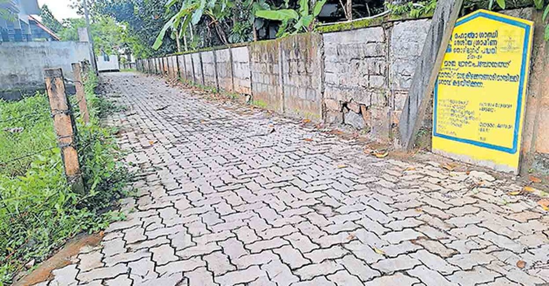 concrete-road-work-9 മാളയിൽ ടൈൽ വിരിച്ച സ്വകാര്യ റോഡ്.