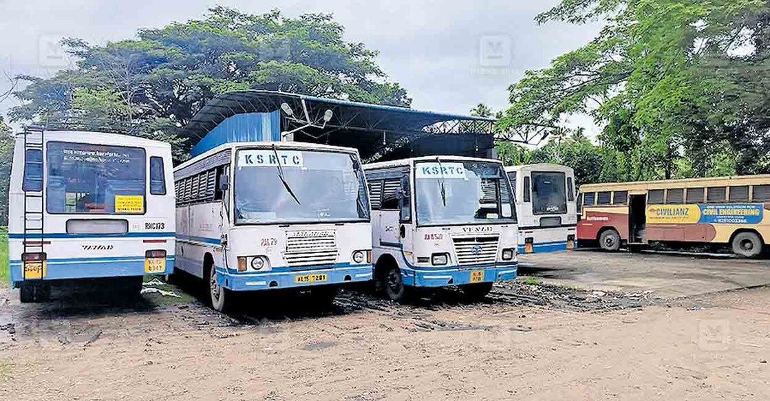 കൊടുങ്ങല്ലൂർ കെഎസ്ആർടിസി ഓപ്പറേറ്റിങ് സെന്ററിൽ അറ്റകുറ്റപ്പണിക്ക് വേണ്ടി സർവീസ് നിർത്തിവച്ചിരിക്കുന്ന ബസുകൾ.  
