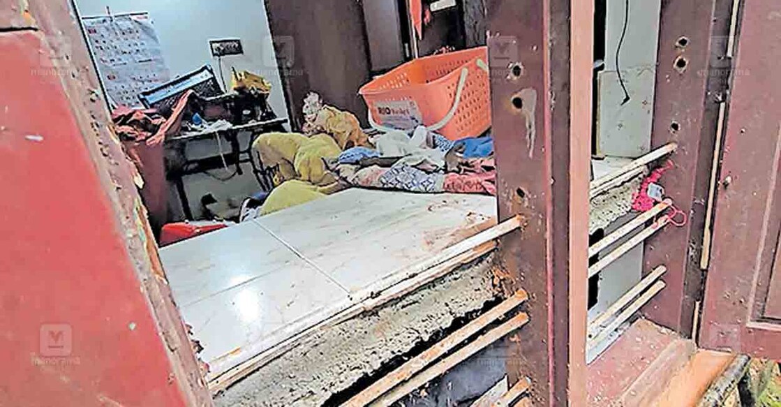 theft-in-house-12 ചിറങ്ങരയിൽ മോഷണം നടന്ന വീട്ടിലെ ജനൽക്കമ്പികൾ ഇളക്കി മാറ്റിയ നിലയിൽ.