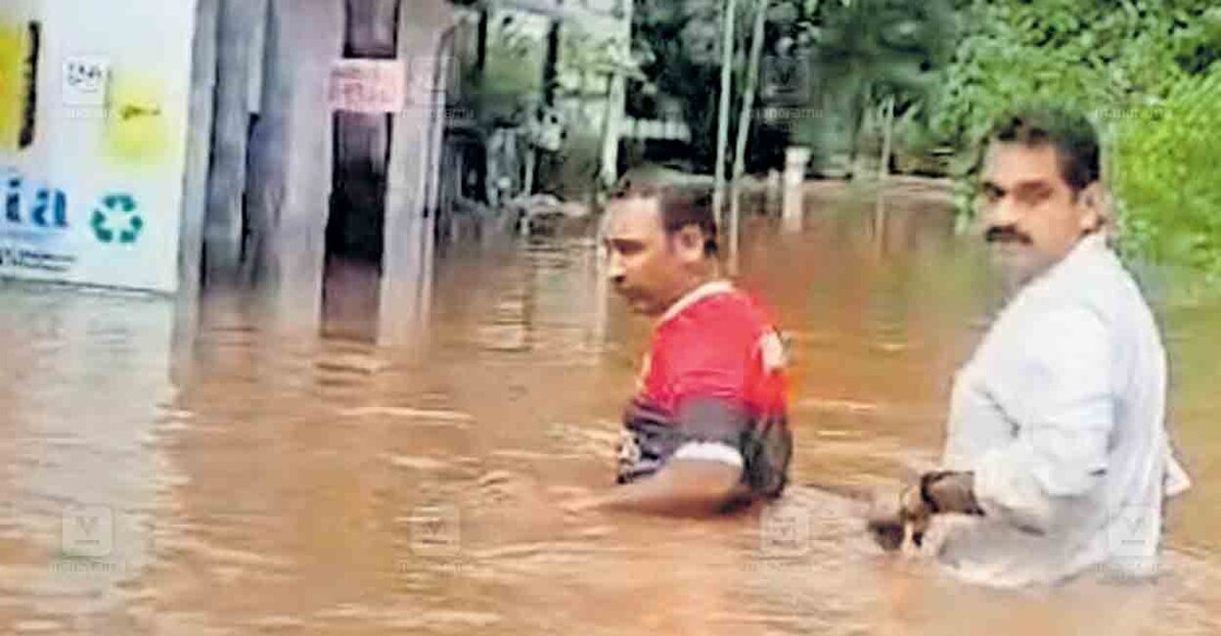 വടക്കാഞ്ചേരി ബിഎസ്എൻ ഓഫിസിലെ തകരാർ പരിഹരിക്കാൻ വെള്ളത്തിൽ കൂടി പോകുന്ന ജീവനക്കാർ.
