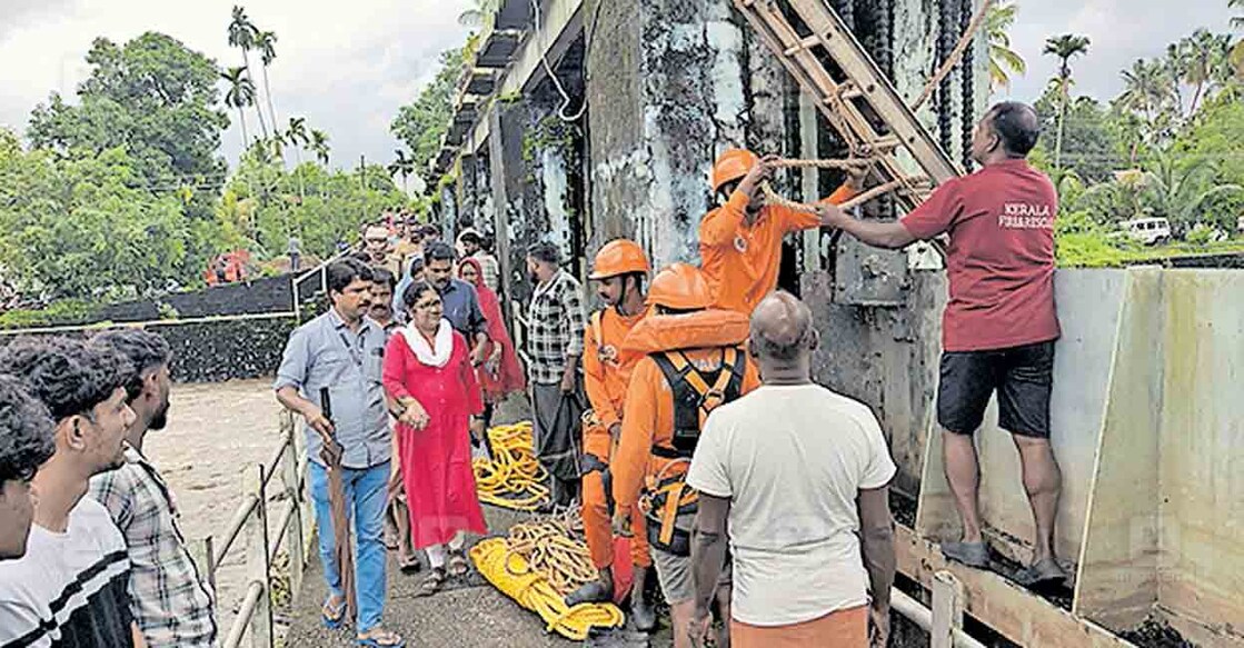 കരുവന്നൂർ പുഴയിൽ ഇല്ലിക്കൽ റഗുലേറ്ററിലെ മാലിന്യം നീക്കുന്നതു വിലയിരുത്താൻ മന്ത്രി ആർ.ബിന്ദു എത്തിയപ്പോൾ. 