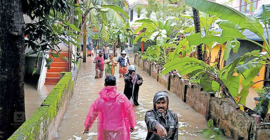 പൂങ്കുന്നം ഡിവിഷനിൽ വെള്ളം കയറിയ വീടുകളിൽ നിന്ന് ആളുകളെ ഒഴിപ്പിക്കുന്നു.