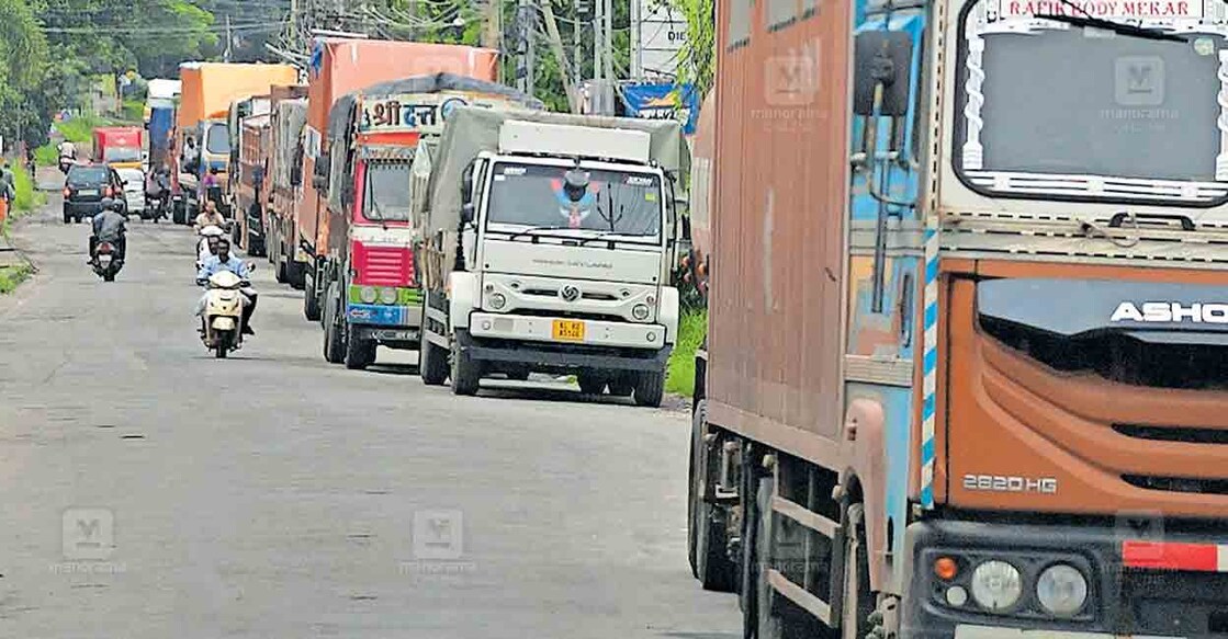thrissur-kunnakulam-road തൃശൂർ–കുറ്റിപ്പുറം റോഡിൽ ഗതാഗതം നിരോധിച്ചതിനാൽ കേച്ചേരിയിൽ കുടുങ്ങിക്കിടക്കുന്ന ലോറികൾ.
