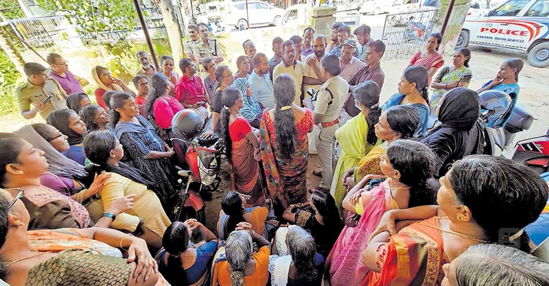 fresh-water-shortages-protest രൂക്ഷമായ കുടിവെള്ള ക്ഷാമം മൂലം ദുരിതത്തിലായ വീട്ടമ്മമാർ വാട്ടർ മതിലകം അതോറിറ്റി ഓഫിസ് ഉപരോധിച്ചപ്പോൾ.