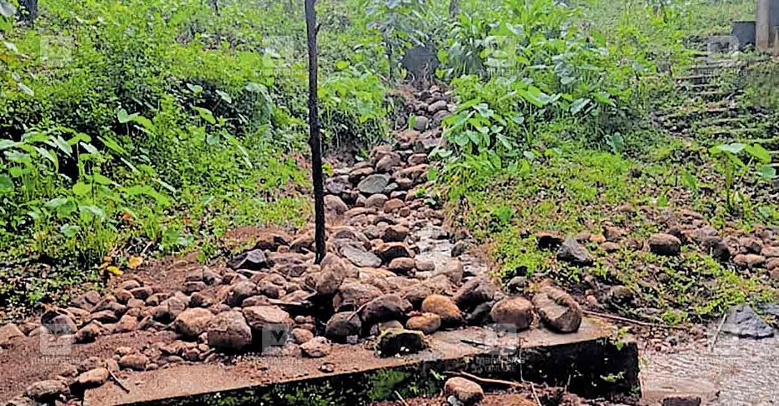 കനത്ത മഴയെ തുടർന്നുണ്ടായ കുത്തൊഴുക്കിൽ എസ്റ്റേറ്റ് റോഡിൽ കല്ലും മണ്ണും നിറഞ്ഞപ്പോൾ.