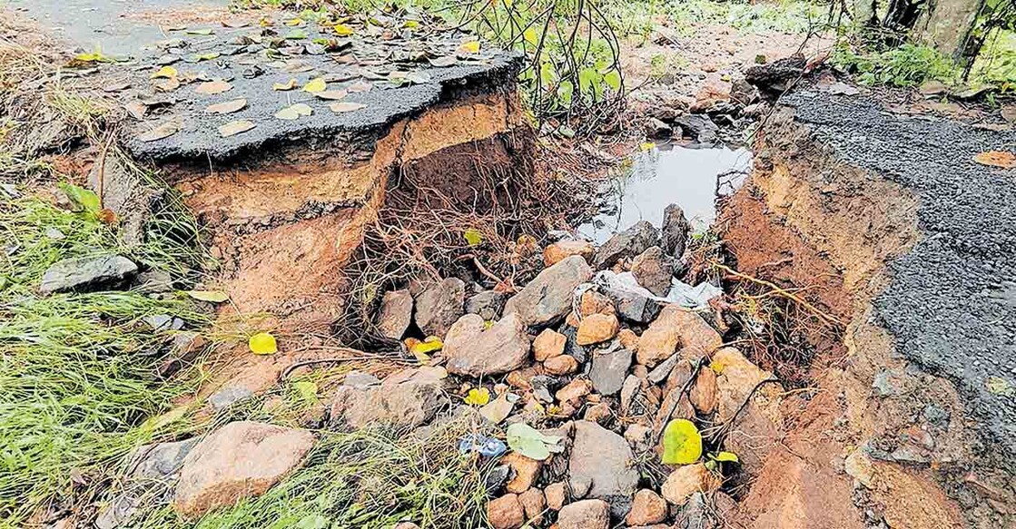 thrissur-flood-2 ശക്തമായ മഴയിൽ തെക്കുംപാടം തോട് കവിഞ്ഞൊഴുകി സമീപത്തെ വടക്കേ തോട്ടുവരമ്പ് റോഡ് തകർന്നപ്പോൾ.