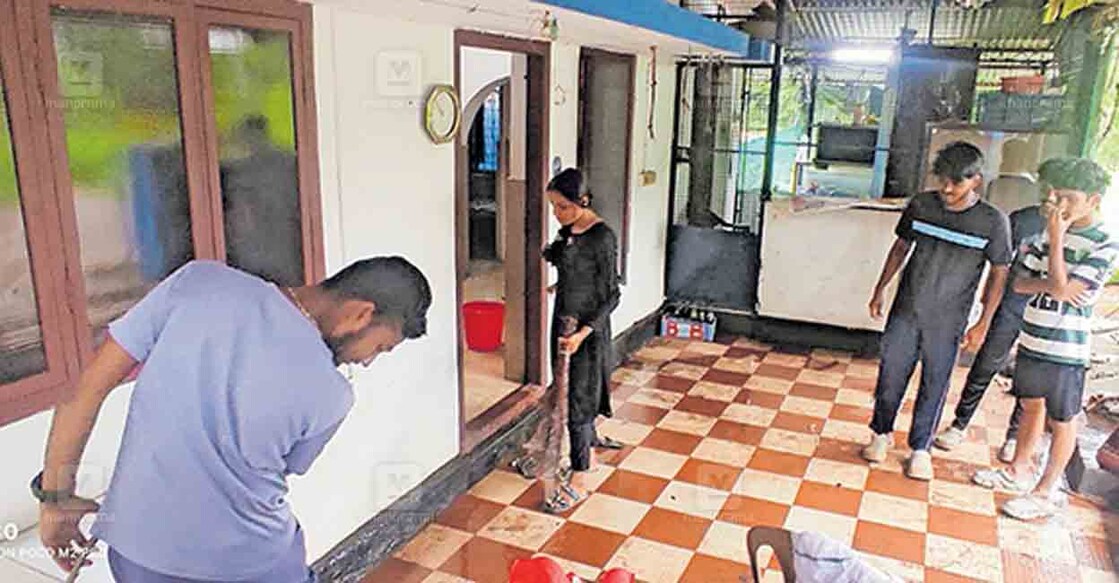 ചാലക്കുടി റെയിൽവേ ബൈലൈനിനോടു ചേർന്നു പ്രളയത്തിൽ വെള്ളം കയറിയ വീടുകൾ വാസയോഗ്യമാക്കാനുള്ള ശുചീകരണ പ്രവർത്തനങ്ങൾക്കു വിജയരാഘവപുരം ഗവ. ഹയർ സെക്കൻഡറി സ്കൂളിലെ വിദ്യാർഥികൾ നേതൃത്വം നൽകുന്നു.  
