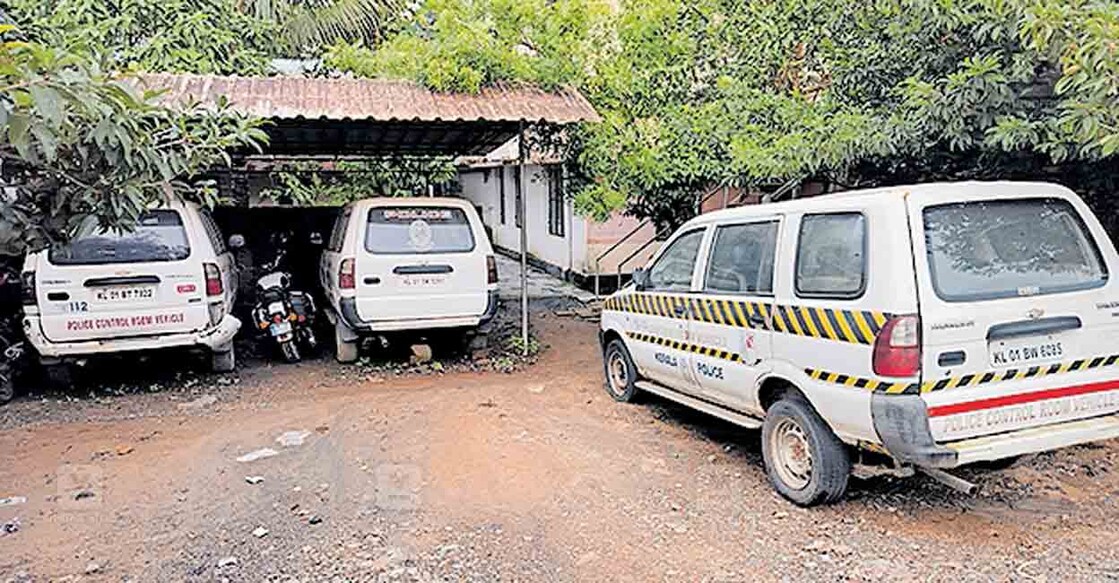 thrissur-police-control-room കൊടുങ്ങല്ലൂർ പൊലീസ് കൺട്രോൾ റൂമിൽ കട്ടപ്പുറത്തുള്ള വാഹനങ്ങൾ.