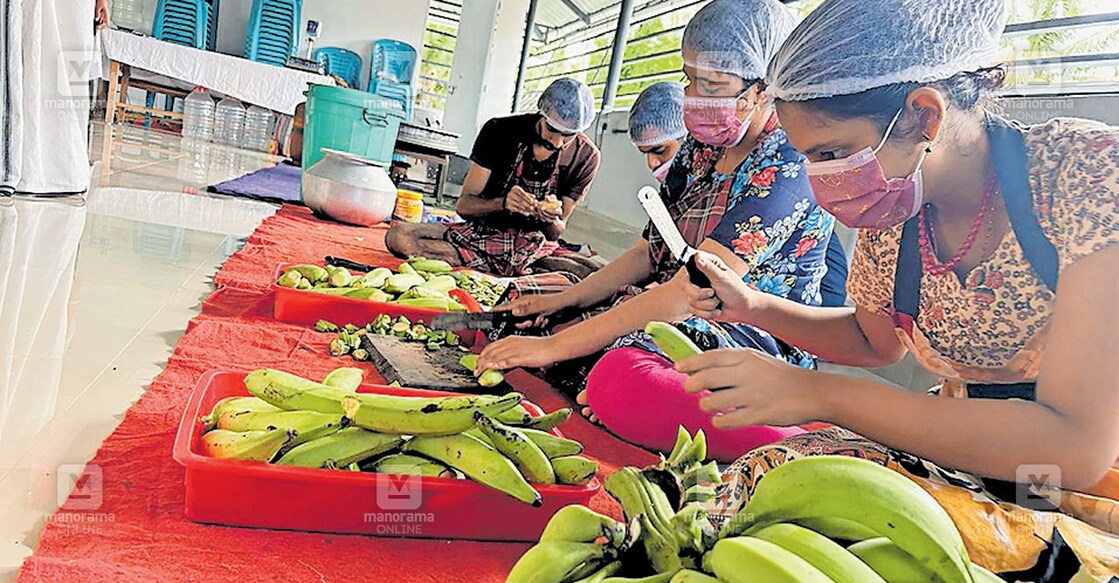 ഓണവിപണിക്കായി കായ ഉപ്പേരി തയാറാക്കുന്ന ജോലികളിൽ ഏർപ്പെട്ടിരിക്കുന്ന വെങ്ങിണിശ്ശേരി അഡാപ്റ്റ് സൊസൈറ്റിയിലെ കുട്ടികൾ.  