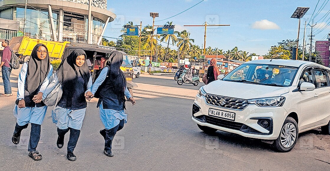 പെരുമ്പിലാവ് ജംക്‌ഷനിലെ സിഗ്നലിനു സമീപം വാഹനങ്ങൾക്കിടയിലൂടെ റോഡ് മുറിച്ചു കടക്കുന്ന വിദ്യാർഥികൾ.  
