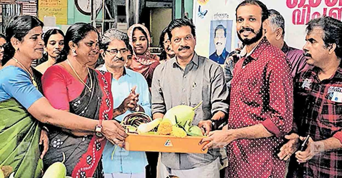 ചേലക്കര പഞ്ചായത്ത് കുടുംബശ്രീയുടെ ഓണം വിപണനമേള പട്ടികജാതി പട്ടികവർഗ വികസന കോർപറേഷൻ ചെയർമാൻ യു.ആർ.പ്രദീപ് ഉദ്ഘാടനം ചെയ്യുന്നു