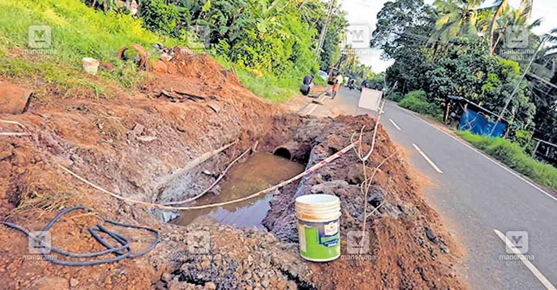 പെരുമ്പിലാവ് നിലമ്പൂർ സംസ്ഥാനപാതയിൽ കുടിവെള്ള പൈപ്പ് തകർന്നത് മാറ്റി സ്ഥാപിക്കുന്ന ജോലികൾ പുരോഗമിക്കുന്നു