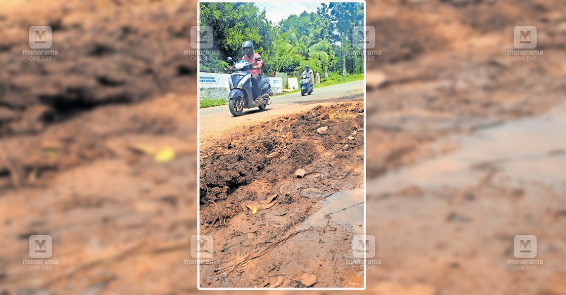 chalakkudy-road ചാലക്കുടി–അഷ്ടമിച്ചിറ റോഡിൽ പെട്രോൾ പമ്പിനു സമീപം കുഴിയടയ്ക്കാൻ മണ്ണ് കൊണ്ട് ഇട്ട ഭാഗം.