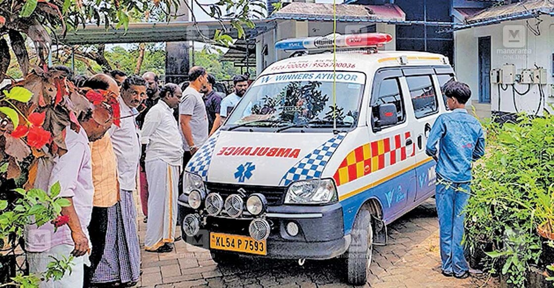 ambulance സുരന്റെ മൃതദേഹം സുരൻ ജോലി ചെയ്തിരുന്ന പുന്നയൂർക്കുളം പഞ്ചായത്ത് ശ്മശാനത്തിൽ എത്തിച്ചപ്പോൾ.
