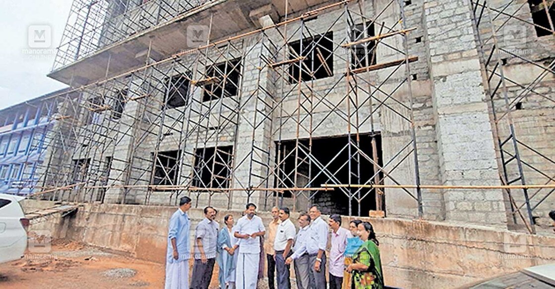 ചാലക്കുടിയിൽ കോടതി സമുച്ചയത്തിന്റെ നിർമാണ പുരോഗതി വിലയിരുത്താനായി സനീഷ്കുമാർ ജോസഫ് എംഎൽഎയുടെ നേതൃത്വത്തിൽ ജനപ്രതിനിധി–ഉദ്യോഗസ്ഥ സംഘം എത്തിയപ്പോൾ.  