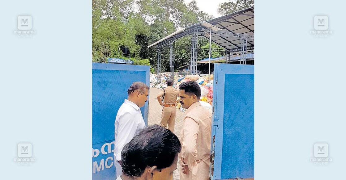 പെരിഞ്ഞനത്ത് മാലിന്യ സംസ്കരണ കേന്ദ്രത്തിൽ  ജീവനക്കാരിയെ തടഞ്ഞുവച്ച് നാട്ടുകാർ പ്രതിഷേധിച്ചപ്പോൾ. 