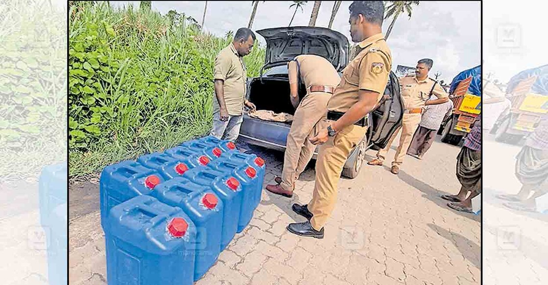 ചാലക്കുടി പോട്ടയിൽ പൊലീസ് പിടികൂടിയ സ്പിരിറ്റ് കടത്തിയ കാർ ഉദ്യോഗസ്ഥർ പരിശോധിക്കുന്നു.  
