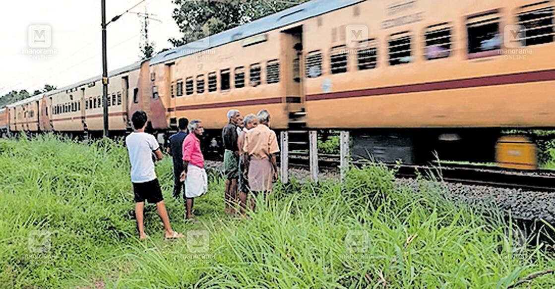 ആളൂർ കാൽവരിക്കുന്നിൽ റെയിൽപാതയ്ക്ക് സമീപം പതിറ്റാണ്ടുകൾക്ക്  മുൻപ് സ്ഥാപിച്ച മൂന്നു കുറ്റികൾ.  