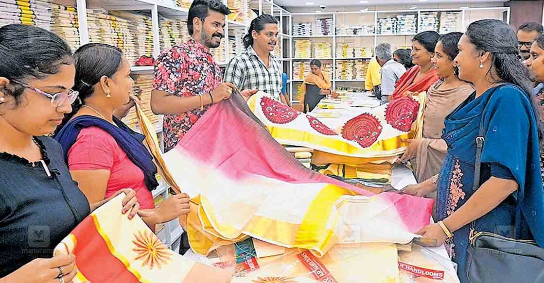 

കുത്താമ്പുള്ളിയിലെ ദേവാംഗരുടെ കലവറകളിലൊന്നിൽ ഓണവസ്ത്രങ്ങൾ തിരഞ്ഞെടുക്കാൻ എത്തിയവർ.  
